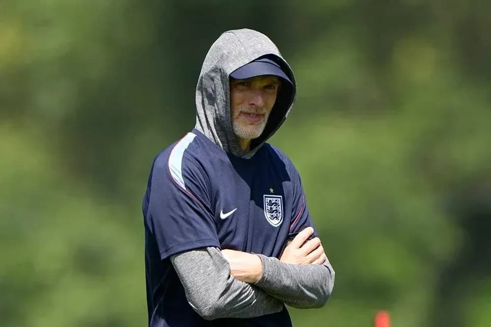 Entrenador de Inglaterra con capucha en campo