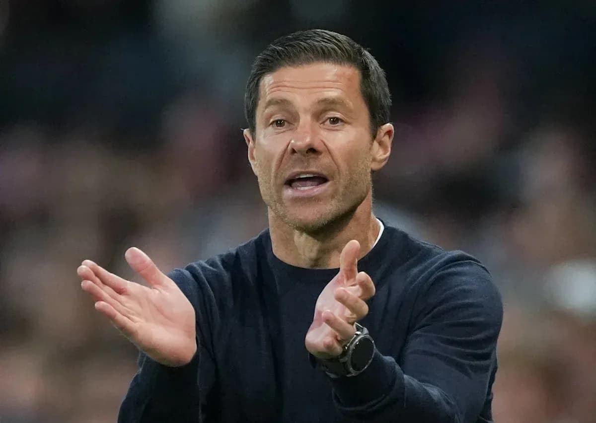 Entrenador dando instrucciones durante un partido