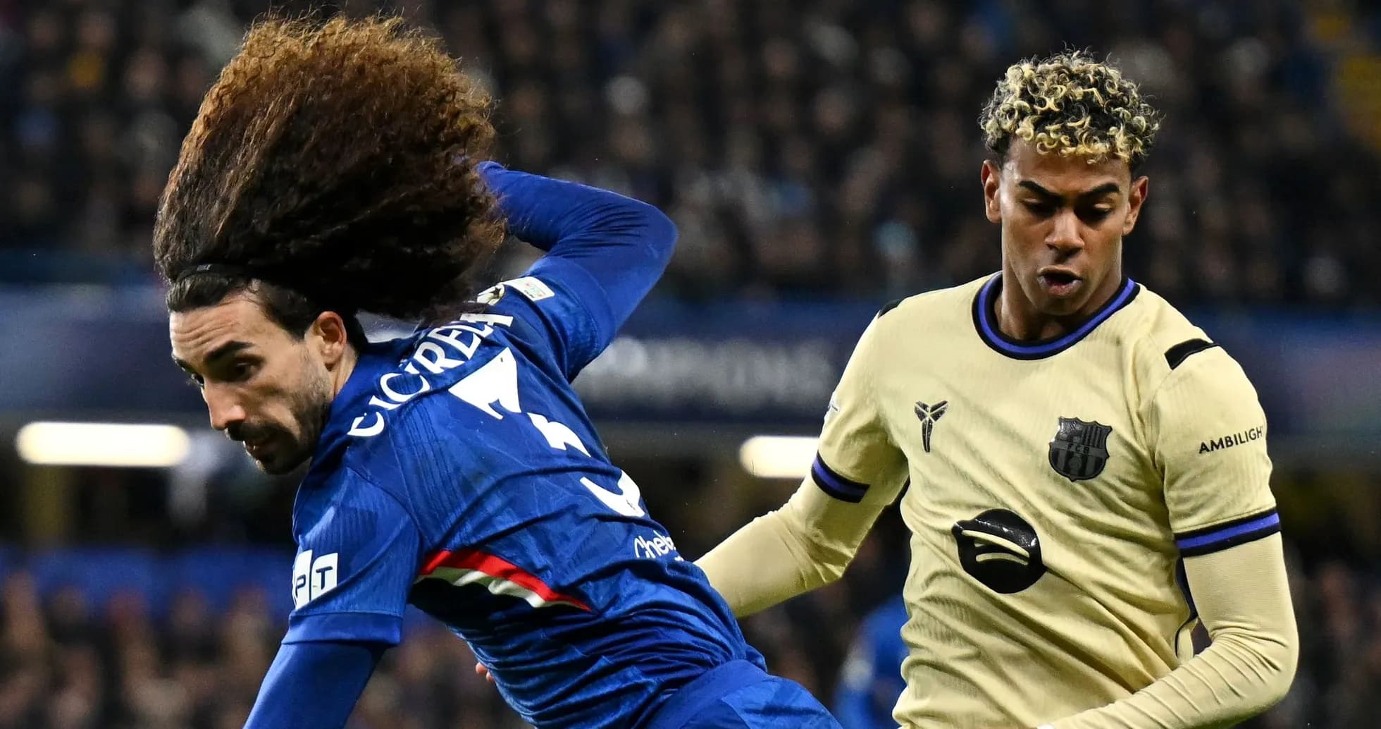 Jugadores compitiendo por el balón en partido