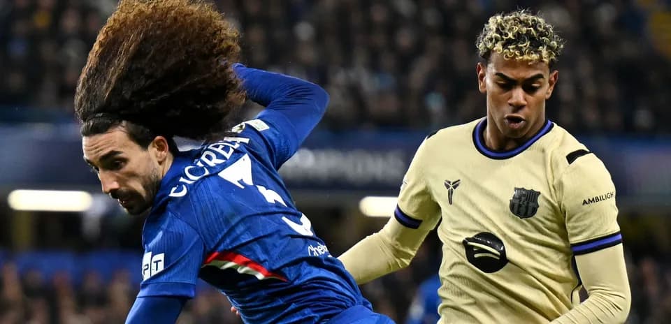Jugadores compitiendo por el balón en partido