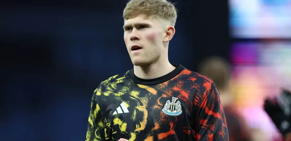 Jugador de Newcastle United en calentamiento previo al partido