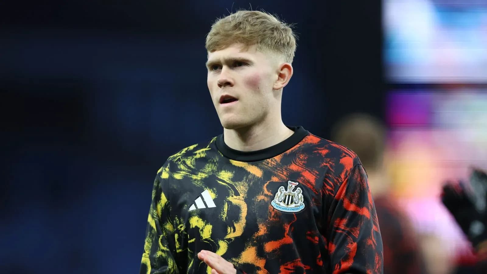 Jugador de Newcastle United en calentamiento previo al partido