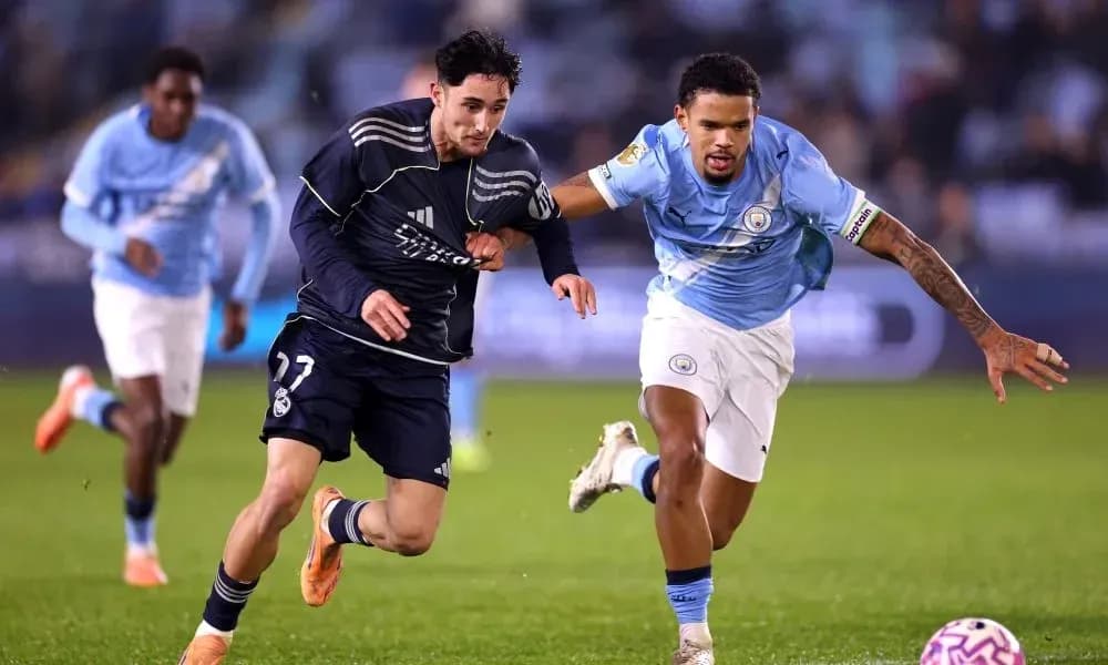 Jugador de Real Madrid corriendo con balón, seguido por rival