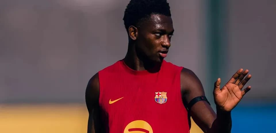 Jugador de Barcelona entrenando en camiseta roja