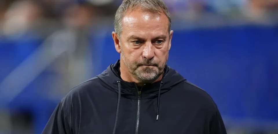 Entrenador en el campo durante el partido