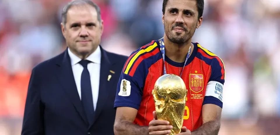 Jugador levantando el trofeo de la Copa del Mundo