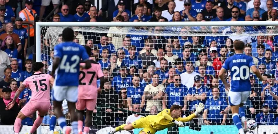 Portero lanzándose para detener un penalti en el partido
