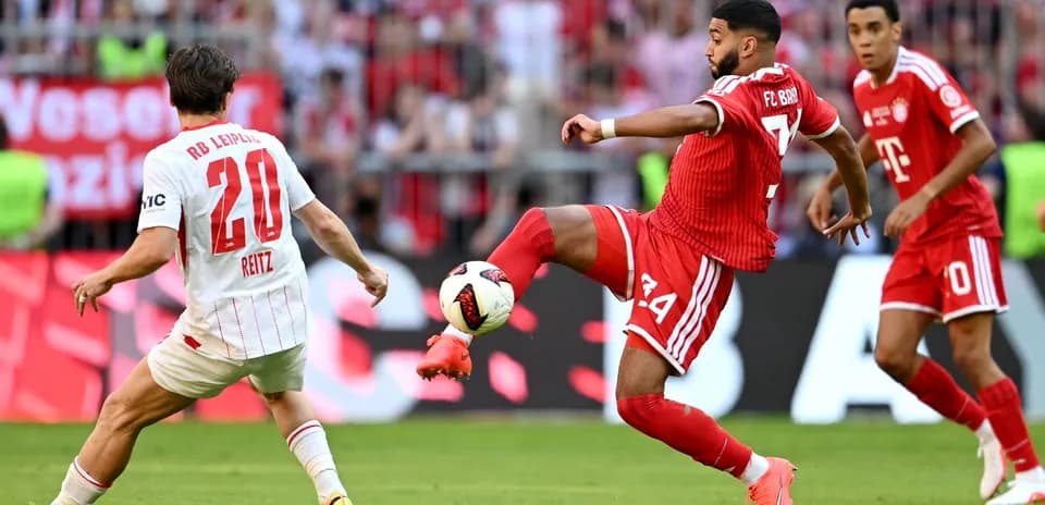 Jugador de FC Bayern interceptando el balón en partido