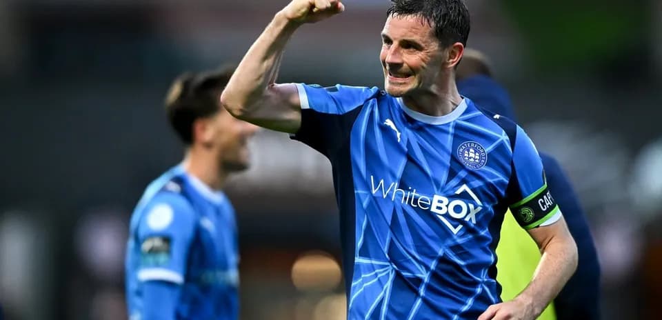 Jugador de Waterford FC celebrando con el puño cerrado