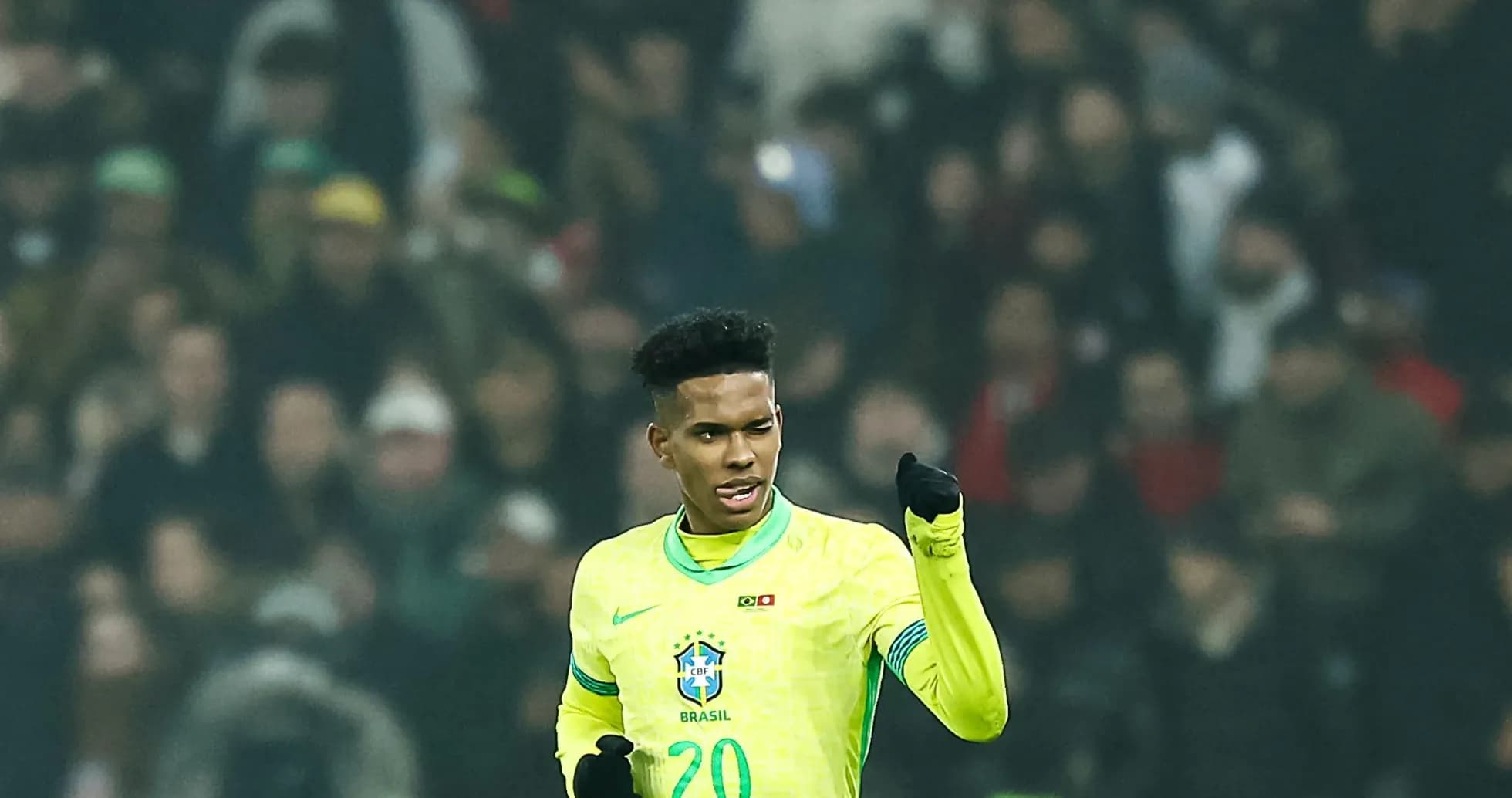Jugador de Brasil celebrando en partido de fútbol