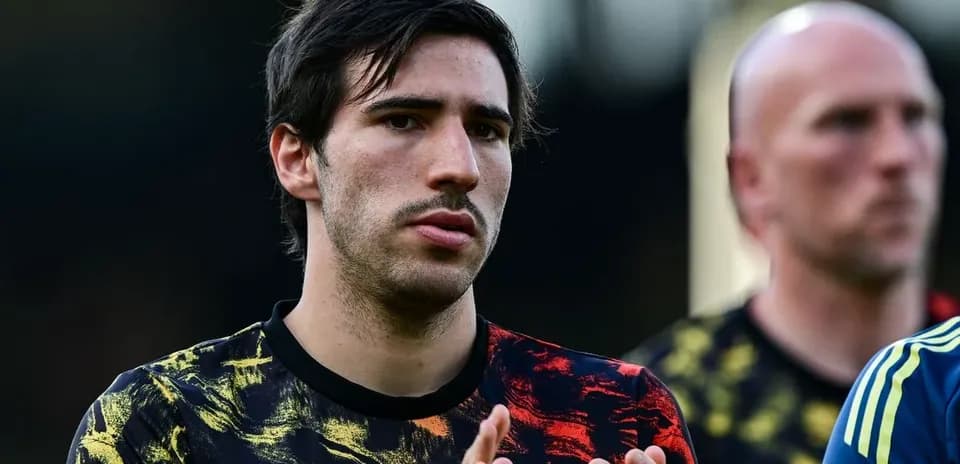 Jugador aplaudiendo durante el calentamiento en el campo