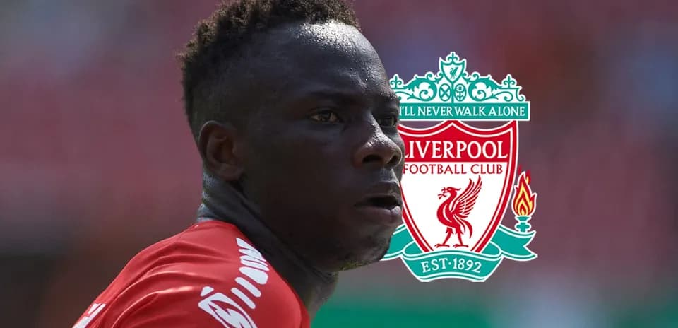 Jugador de Liverpool en acción durante un partido