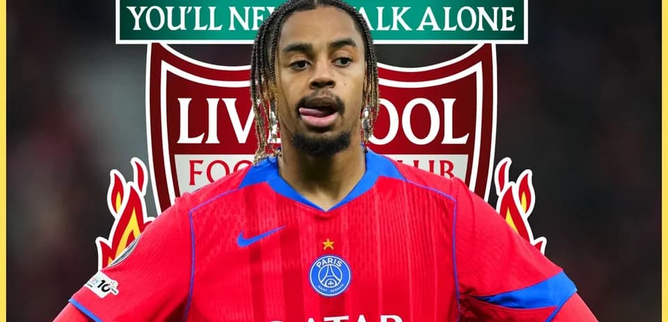 Jugador de PSG con camiseta roja frente a logos de Liverpool