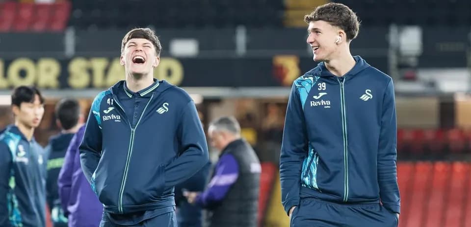 Jugadores de Swansea riendo en el campo de entrenamiento