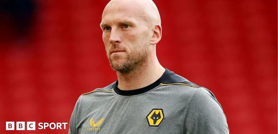 Portero de Wolverhampton en el campo antes del partido