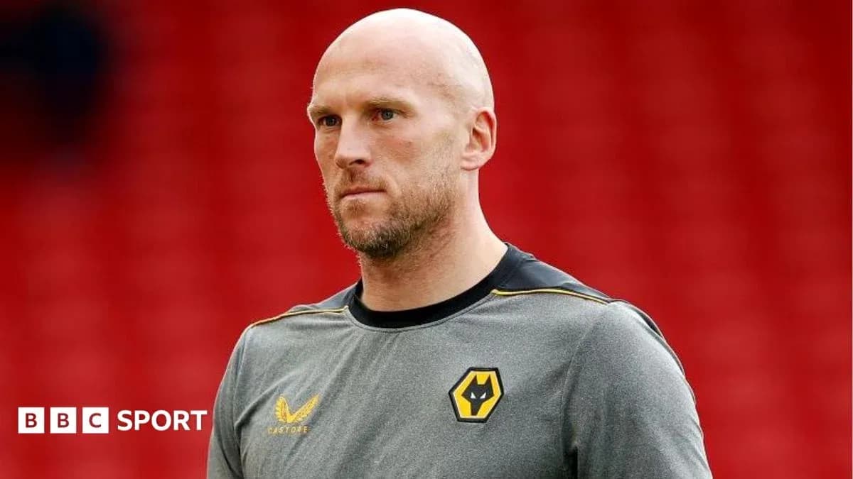 Portero de Wolverhampton en el campo antes del partido