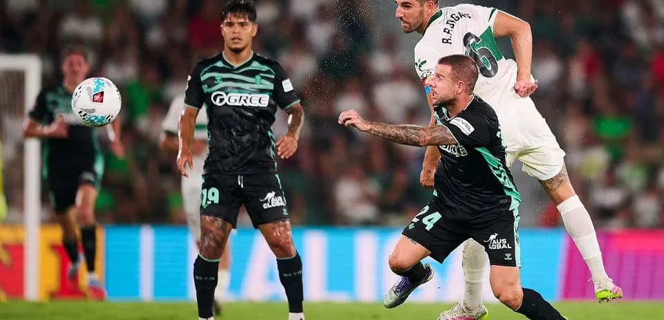 Acción durante el partido entre Real Betis y Elche