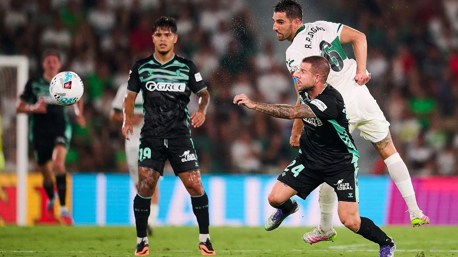 Acción durante el partido entre Real Betis y Elche