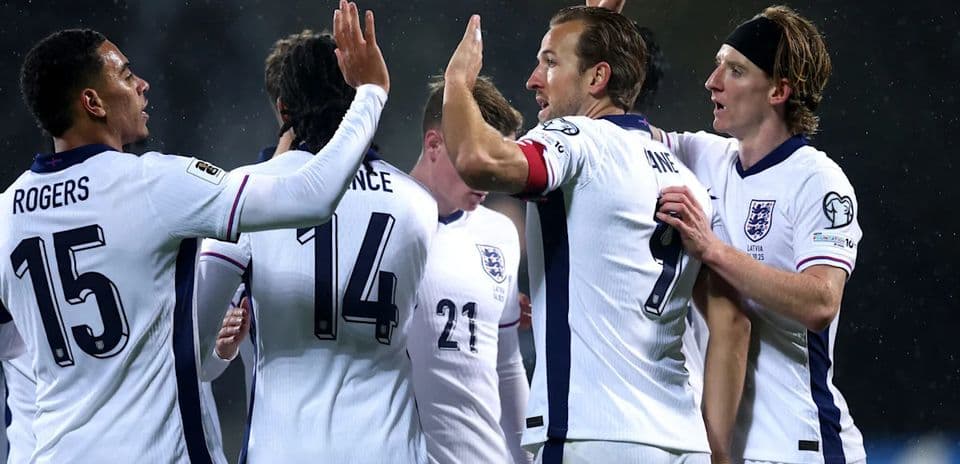 Jugadores de Inglaterra celebrando un gol en equipo