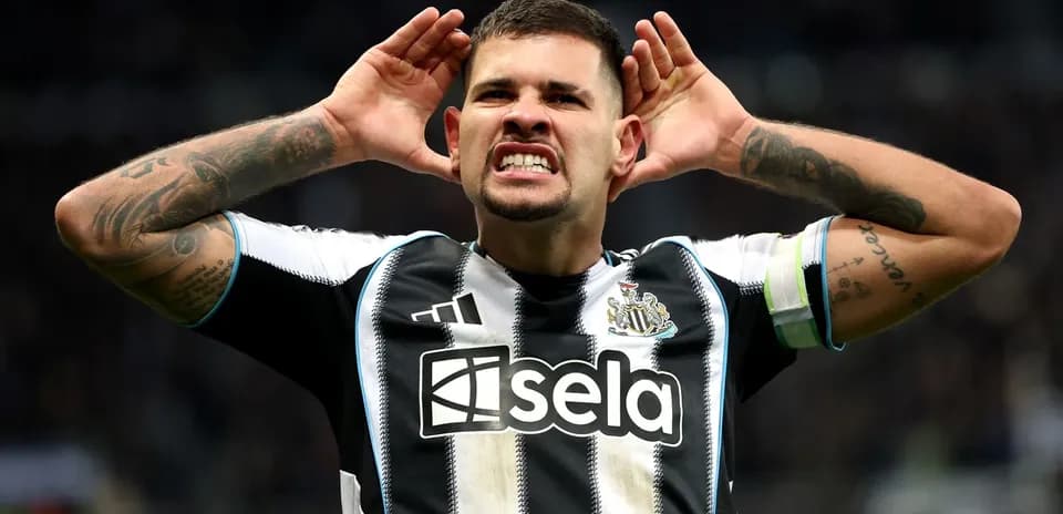 Jugador de Newcastle celebrando un gol en el estadio