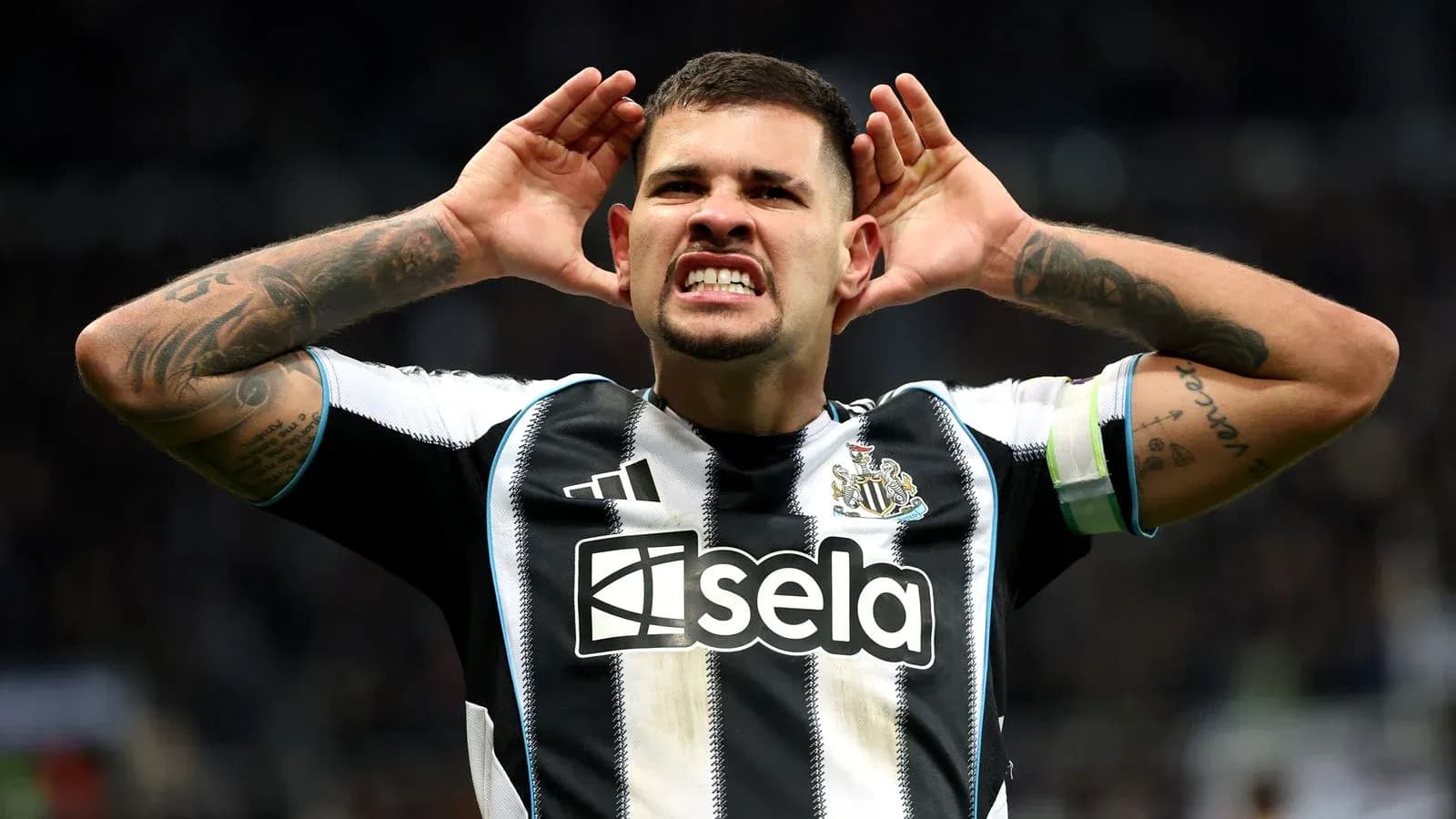 Jugador de Newcastle celebrando un gol en el estadio