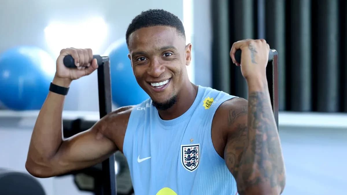 Jugador levantando pesas en sesión de entrenamiento