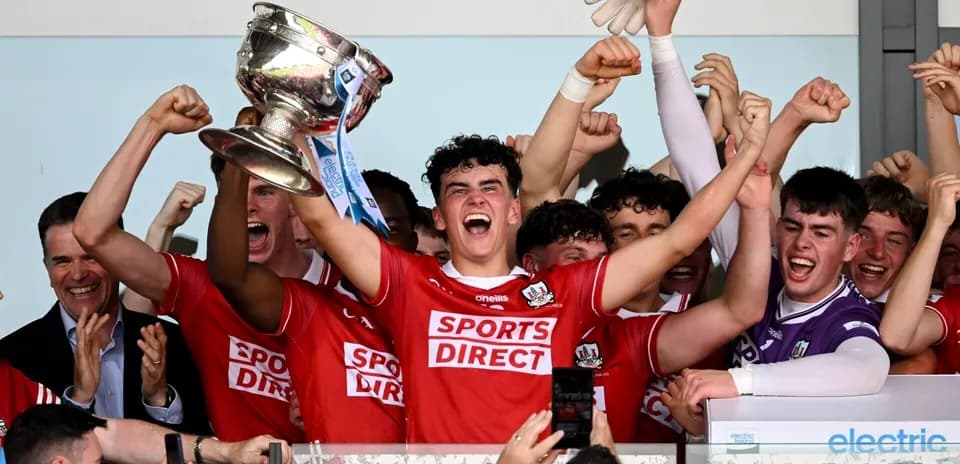 Jugadores levantando el trofeo en celebración
