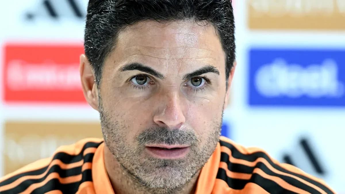 Entrenador en conferencia de prensa