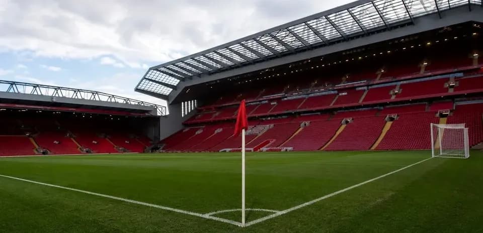 Esquina del campo en Anfield, estadio vacío