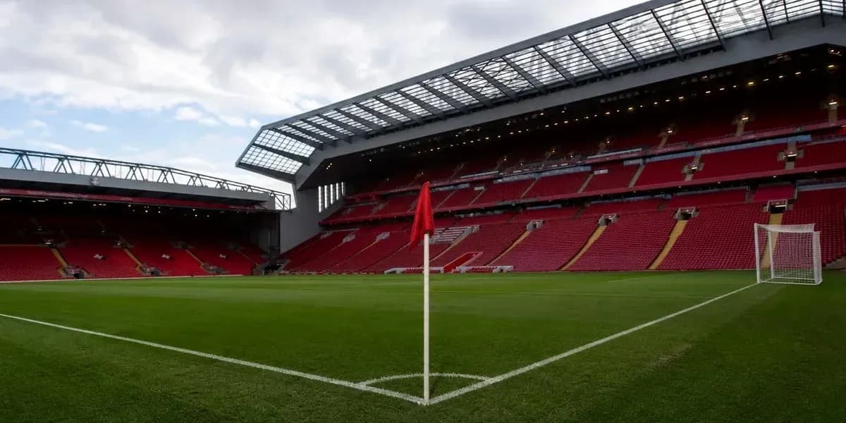 Esquina del campo en Anfield, estadio vacío