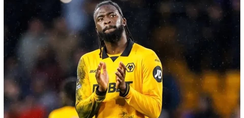 Jugador de Wolverhampton aplaudiendo en el campo