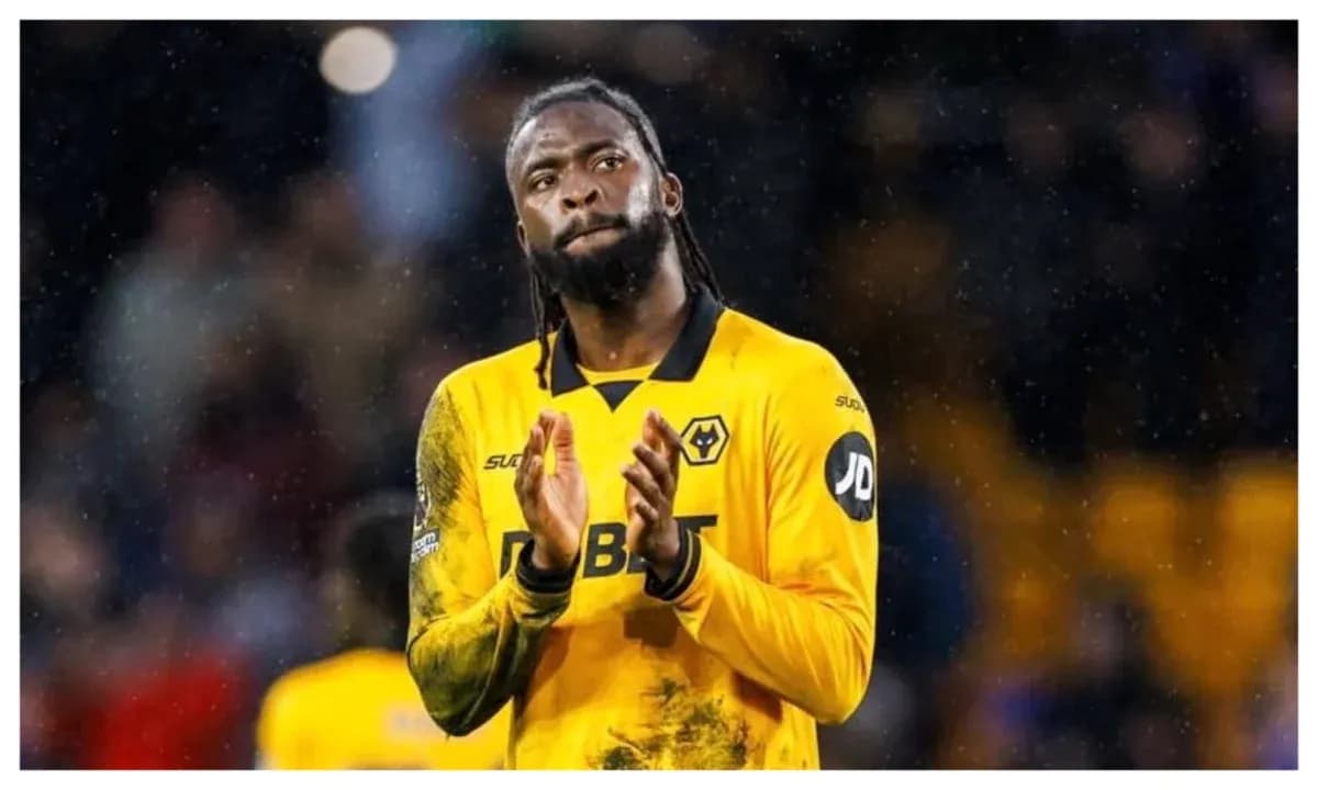 Jugador de Wolverhampton aplaudiendo en el campo