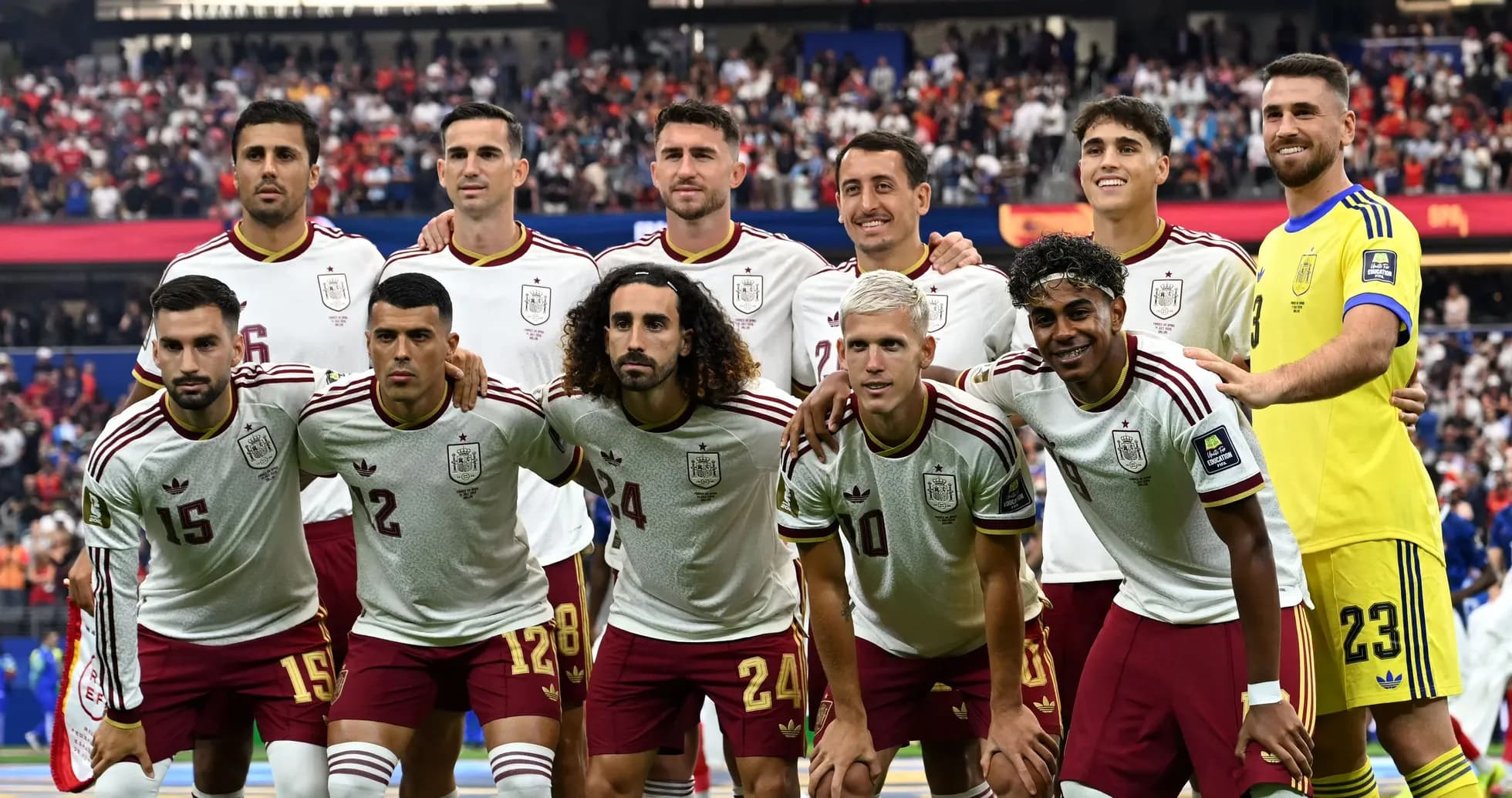 Equipo de fútbol de España posando para foto grupal