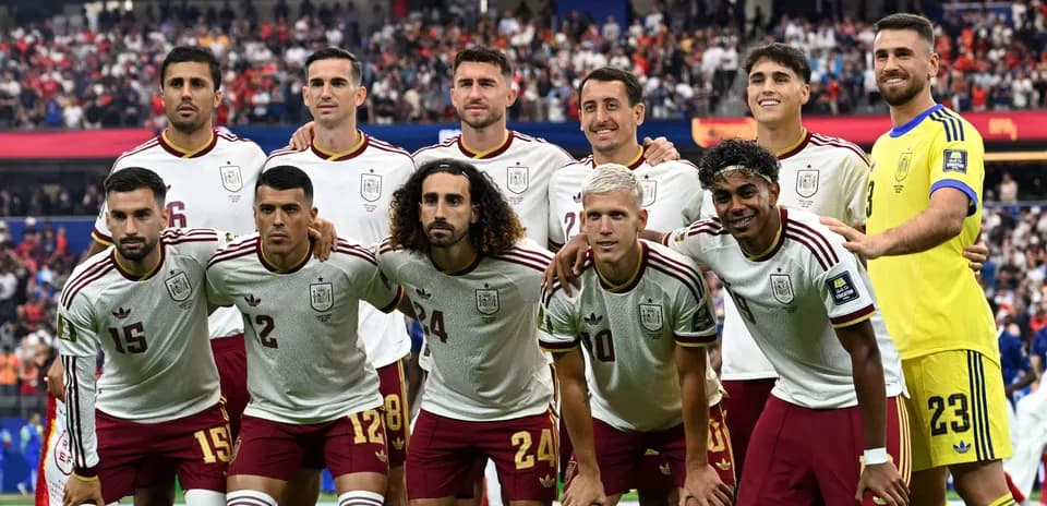 Equipo de fútbol de España posando para foto grupal