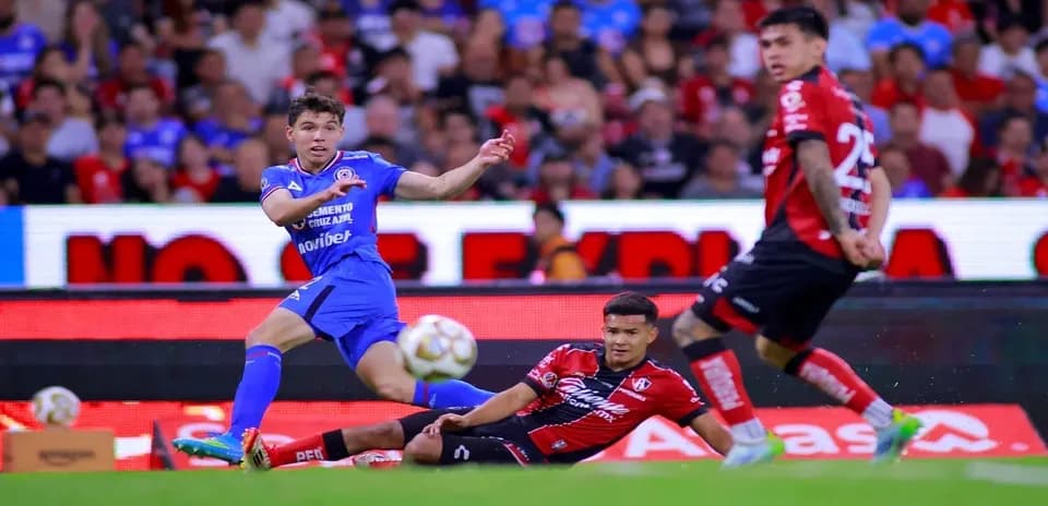 Jugador de Cruz Azul en acción contra Atlas