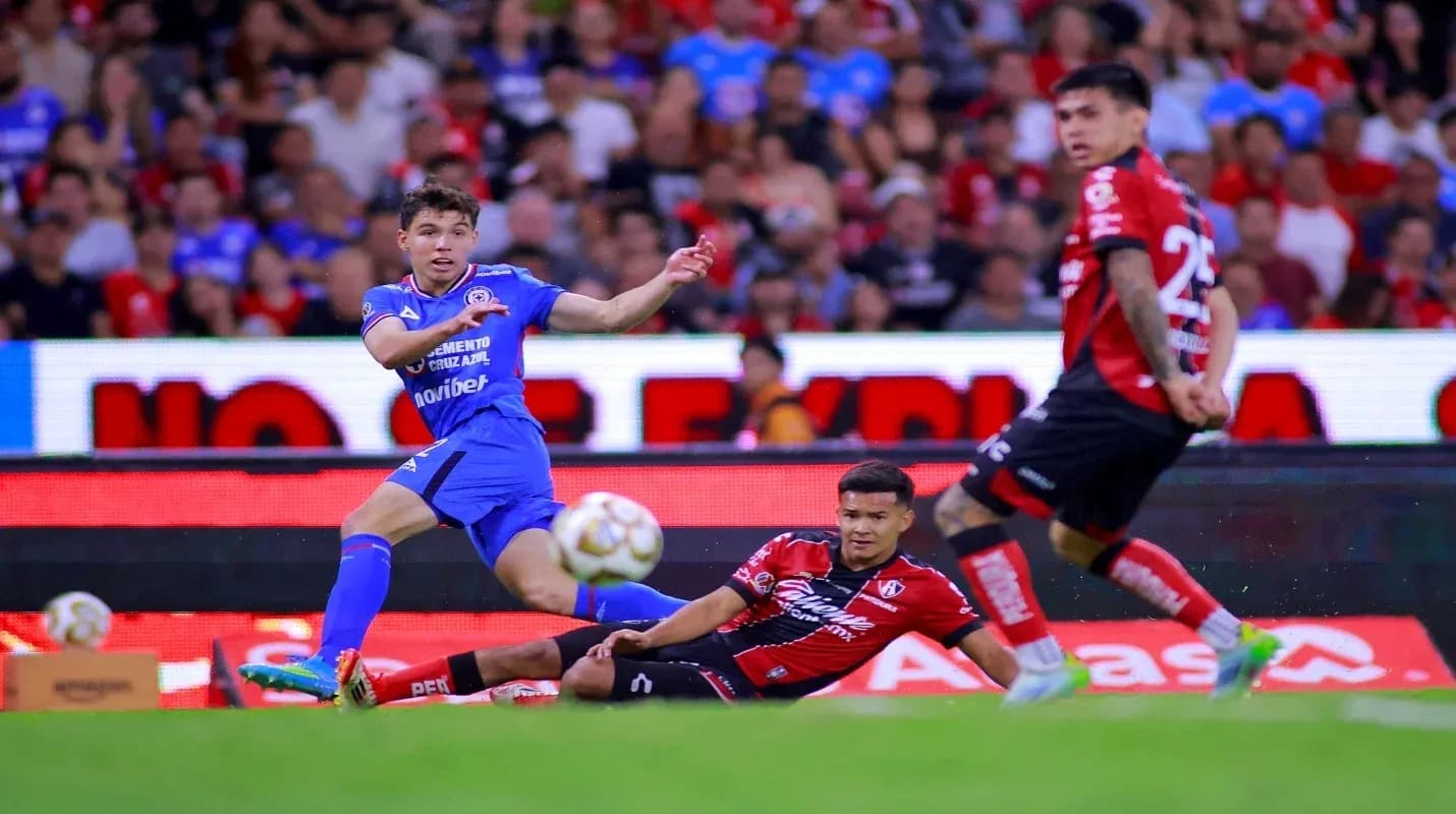 Jugador de Cruz Azul en acción contra Atlas