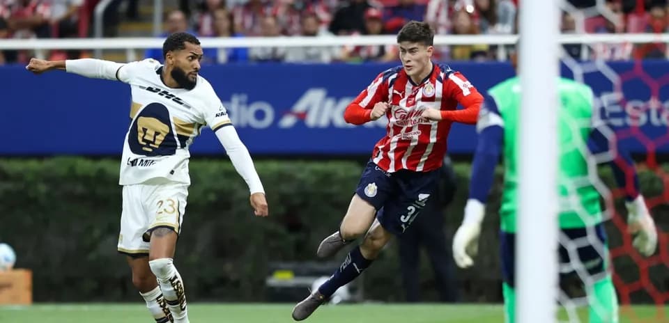 Jugador de Pumas intentando rematar a puerta