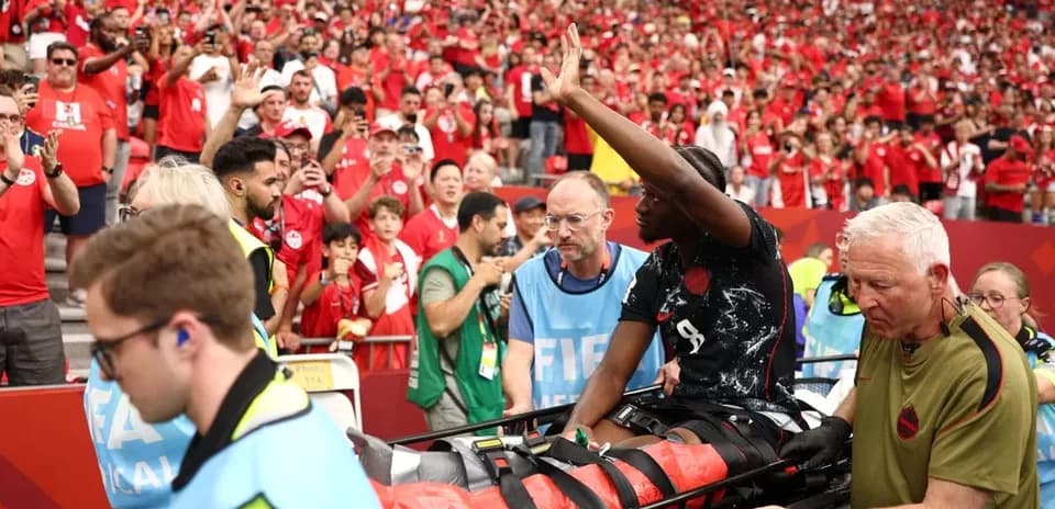 Jugador siendo atendido por personal médico en el estadio