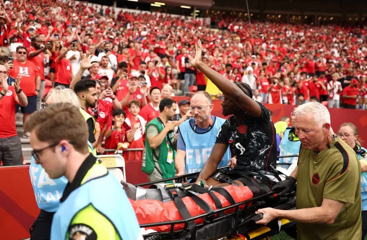 Jugador siendo atendido por personal médico en el estadio