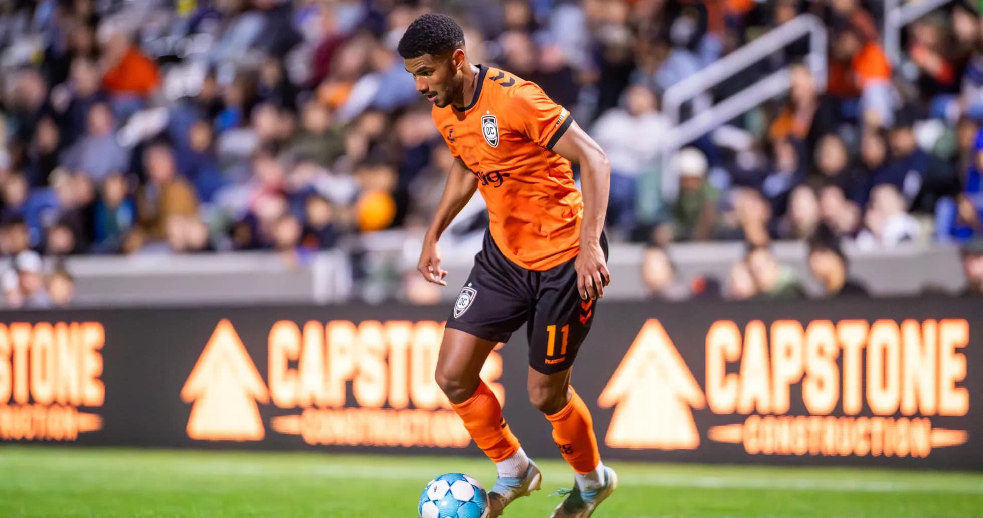 Jugador de Orange County SC con balón en el campo