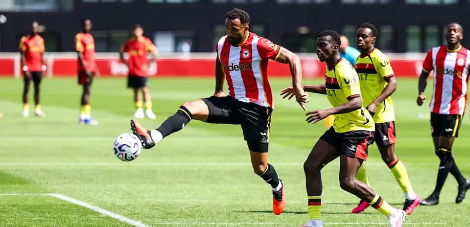 Jugador de Brentford controla el balón en entrenamiento