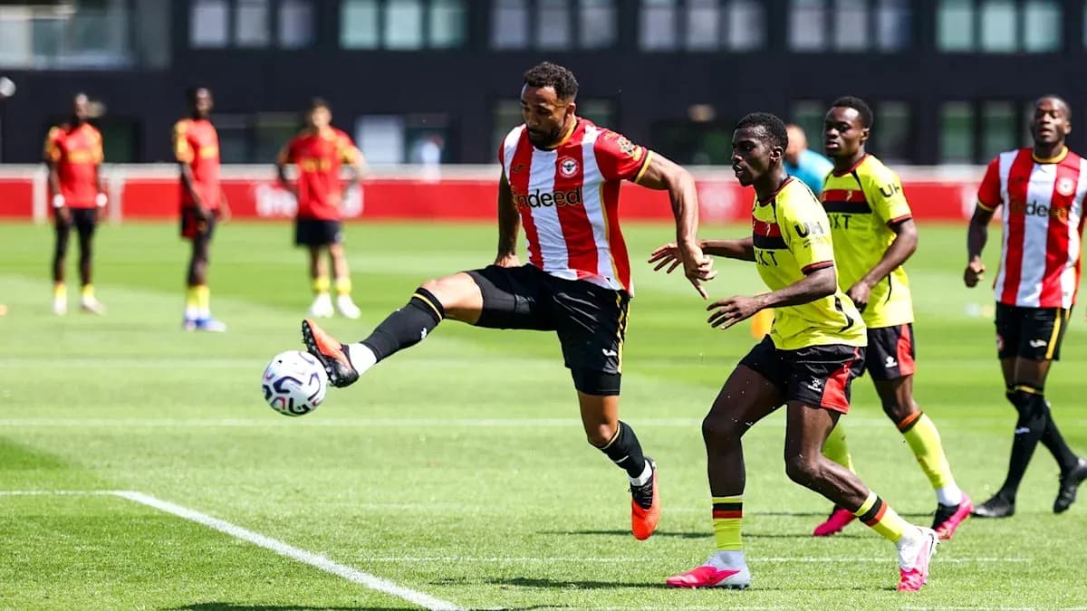 Jugador de Brentford controla el balón en entrenamiento