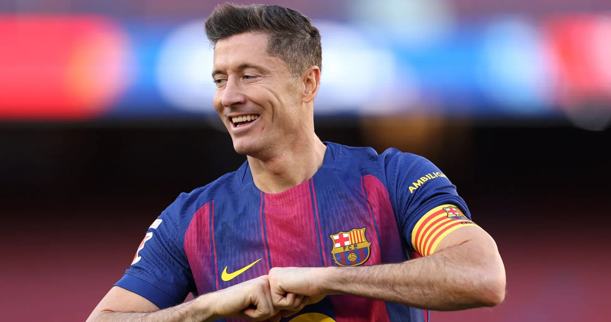 Jugador de Barcelona sonriendo durante calentamiento