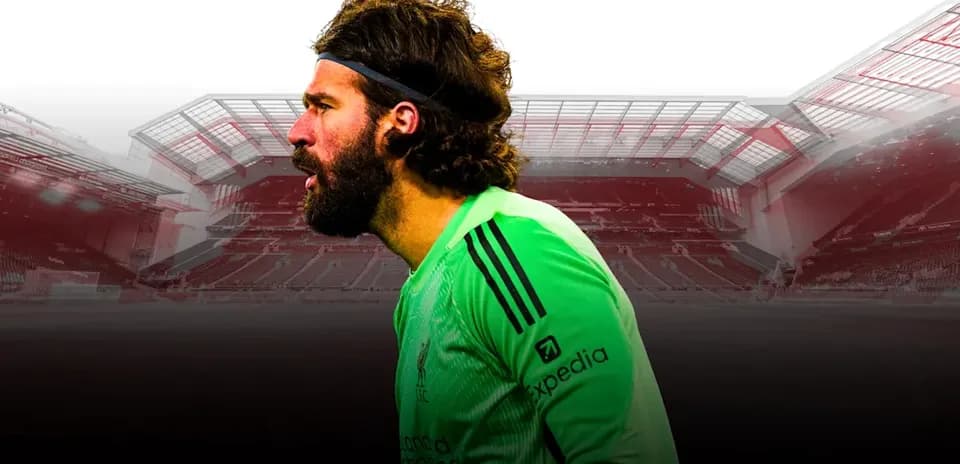 Portero de Liverpool con camiseta verde en estadio