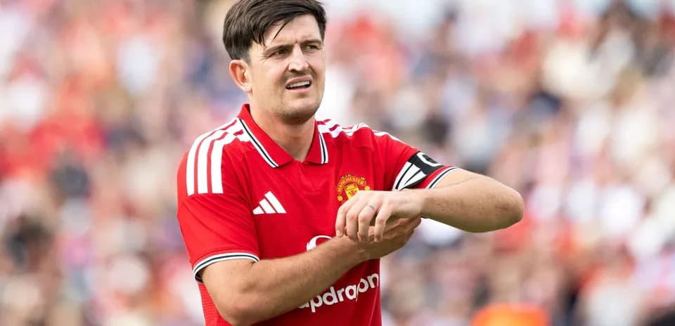 Jugador de Manchester United revisando su muñeca en el campo