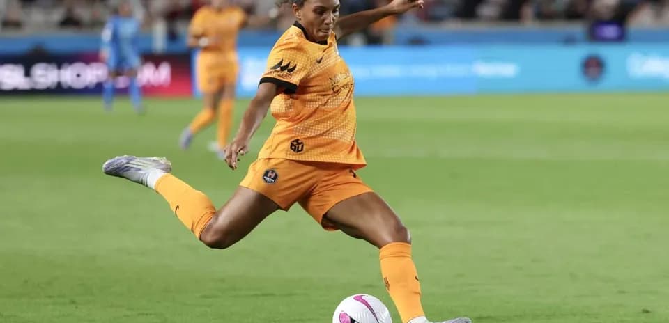 Jugadora del Houston Dash pateando el balón