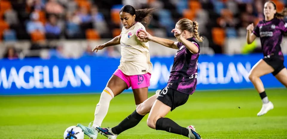Jugadora de Houston Dash en acción contra NJ/NY Gotham FC