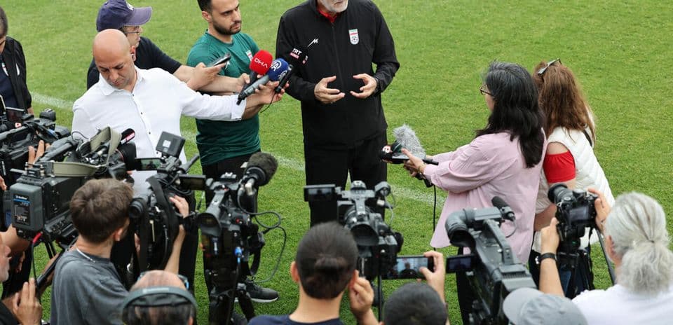 Entrenador respondiendo preguntas en conferencia de prensa