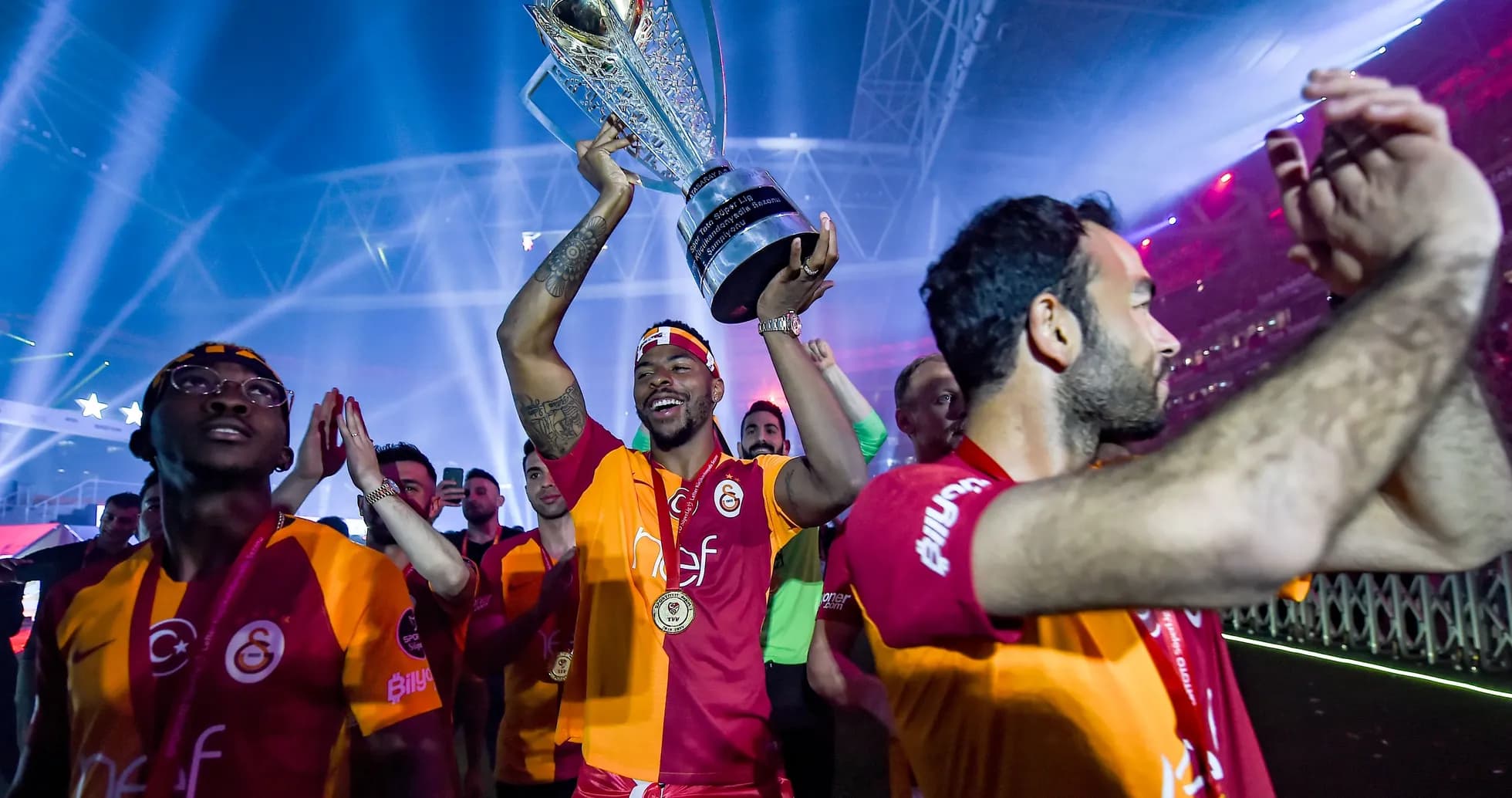 Jugador levantando el trofeo en celebración