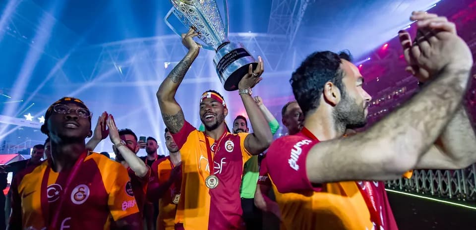 Jugador levantando el trofeo en celebración